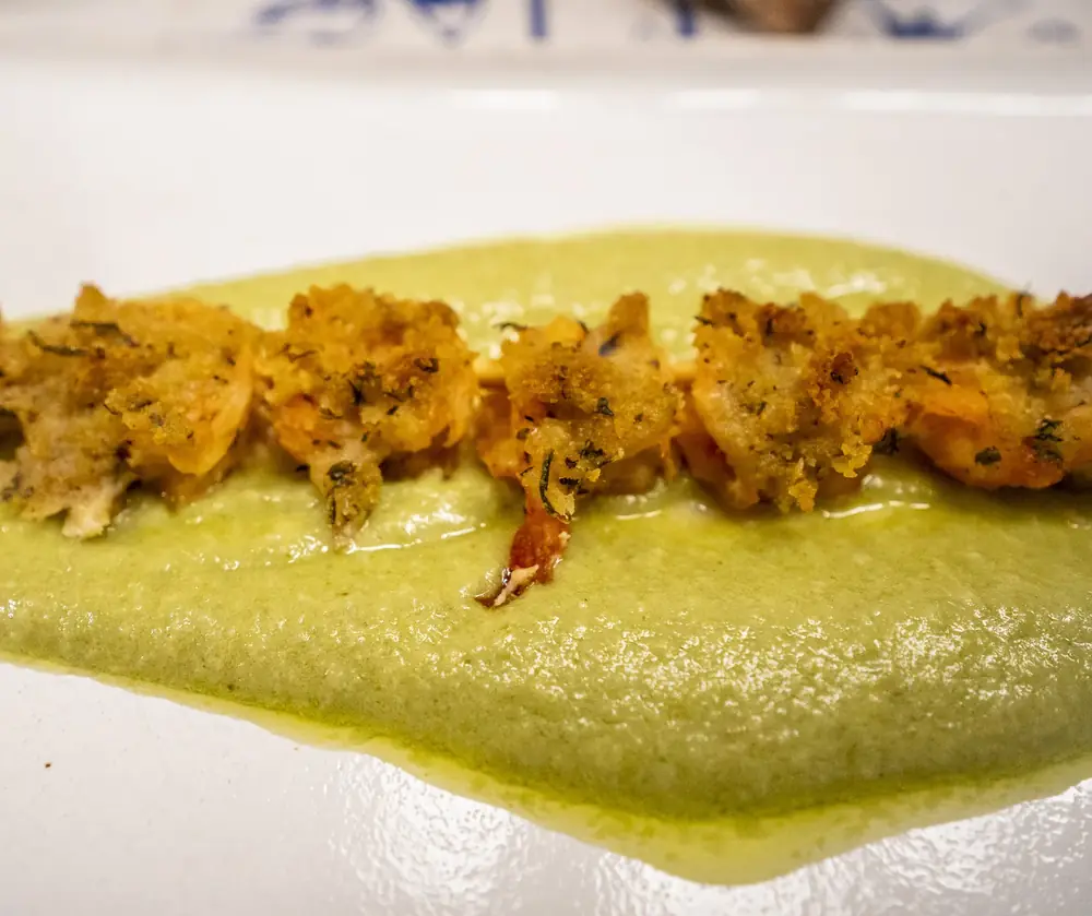 Camarão alla tarantina com pesto de ervilhas